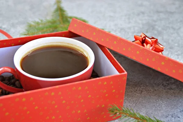 Una Taza Llena Café Está Una Caja Regalo Navidad Con — Foto de Stock