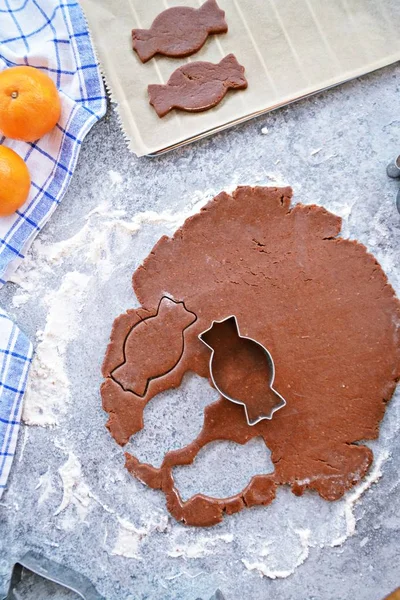 Ev yapımı hamur dışarı çeşitli şekillerde Noel için Gingerbread fırında 