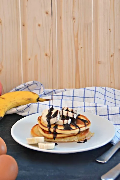 Crêpes Aux Bananes Sauce Chocolat Sur Une Table Noire Avec — Photo