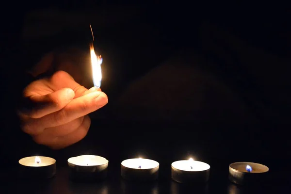 Verlicht Een Rij Kaarsen Het Donker Met Een Match Light — Stockfoto