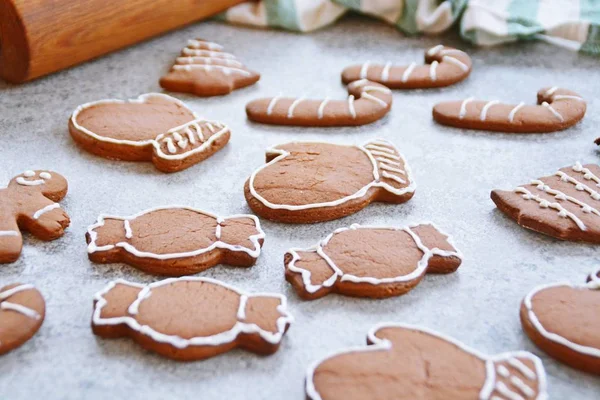 Selbst Gebackene Lebkuchen Verschiedenen Formen Und Mit Weißer Zuckermasse Verziert — Stockfoto