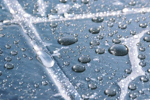 Σταγόνες Νερού Συλλέγουν Μια Πλαστική Μεμβράνη Μετά Από Μια Βροχή — Φωτογραφία Αρχείου