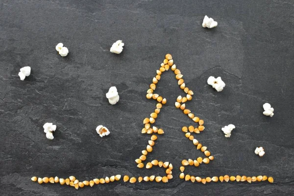 Popcorn Corn Vormt Een Kerstboom Een Donkere Achtergrond Met Popcorn — Stockfoto