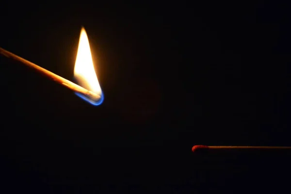 Ein Brennendes Streichholz Entzündet Ein Intaktes Streichholz Vor Dunklem Hintergrund — Stockfoto