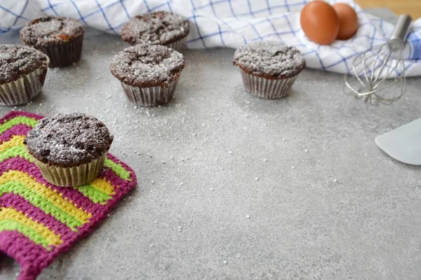 Hausgemachte Schokoladenmuffins Auf Marmor Hintergrund Konzept Mit Schokoladenmuffins Backutensilien Und — Stockfoto