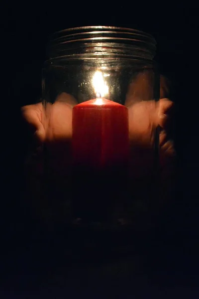 Vue Rapprochée Des Mains Avec Bougie Rouge Dans Bocal — Photo