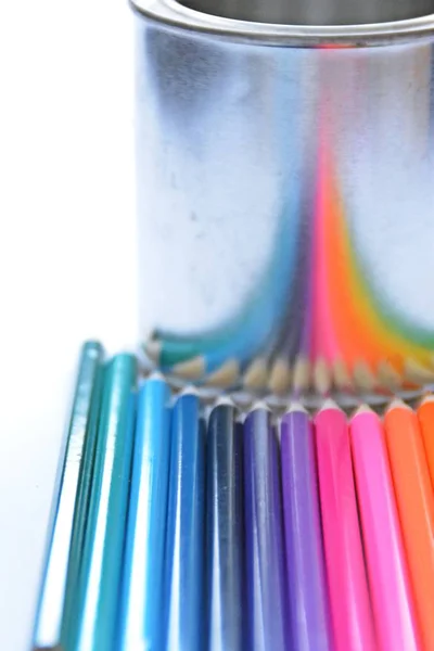 Kleurpotloden Worden Gesorteerd Kleuren Voor Een Aluminium Kan Waarin Pennen — Stockfoto