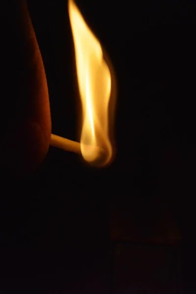 Зажигание Спички Темноте Спичечном Коробке Закрытие Зажигалки Спички Ночью Зажжение — стоковое фото