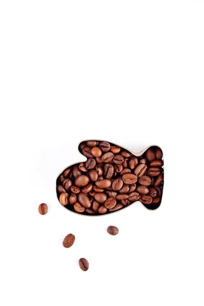 Cookie Cutter För Kakor Fyllda Med Kaffebönor Framför Vit Bakgrund — Stockfoto
