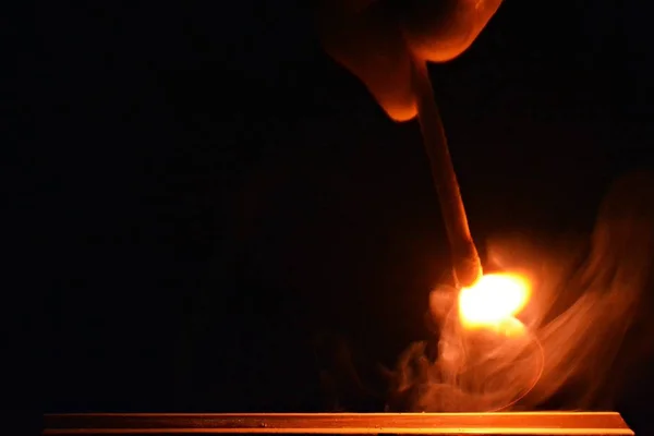 在黑暗中用火柴点燃一排蜡烛 在寒冷的夜晚点燃蜡烛 聚焦蜡烛和低雷电 — 图库照片