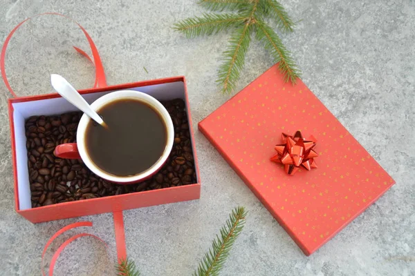 Una Taza Llena Café Está Una Caja Regalo Navidad Con — Foto de Stock