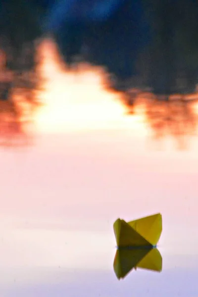 Een Zelfgevouwen Papier Boot Zweeft Grond Herfst Een Plas Geaccumuleerd — Stockfoto