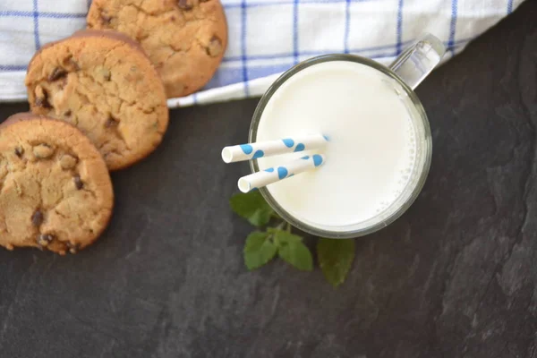 Ein Glas Milch Mit Einem Blau Gepunkteten Stroh Steht Auf — Stockfoto