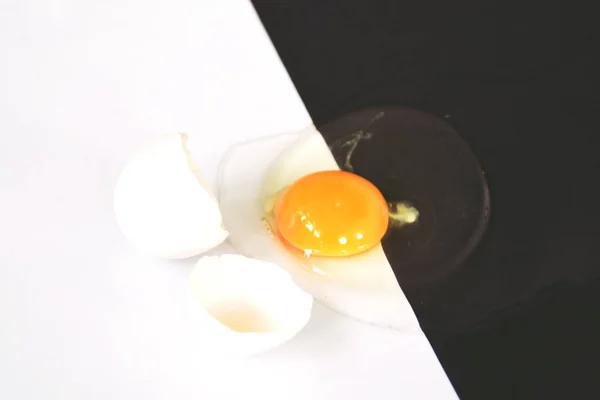 Uovo Aperto Con Tuorlo Uovo Intatto Circondato Albumi Giace Uno — Foto Stock