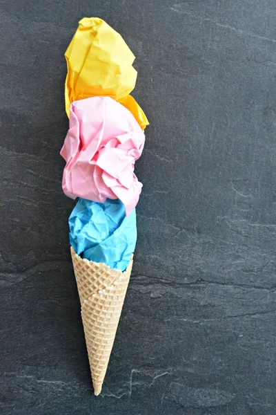Ice Paper Gyűrött Papír Formájában Fagylalt Golyó Egy Fagylalttölcsér Ellen — Stock Fotó