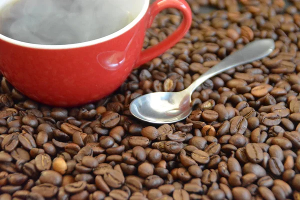 スプーンを横にスプーンで入れたホット フレッシュコーヒーを1杯 ミルクと砂糖を使わずに新鮮で熱いコーヒーを楽しみ リフレッシュし その日の新しいエネルギーを得ることができます — ストック写真