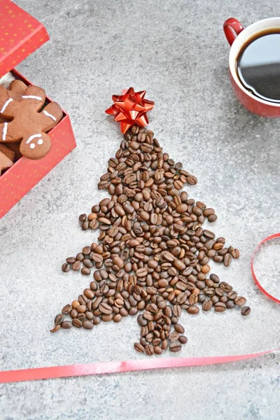 Los Granos Café Forma Árbol Navidad Encuentran Una Superficie Mármol — Foto de Stock