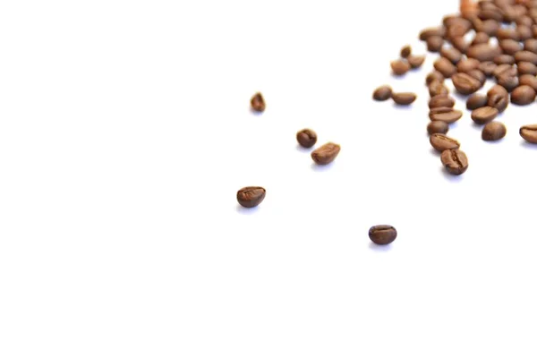 Kahve Çekirdekleri Beyaz Bir Yüzey Üzerinde Yalan Resmin Içine Çıkıntı — Stok fotoğraf