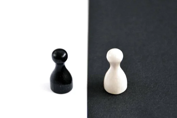 黒いポーンは 白い背景の前に立ち その逆 違いと平等の象徴として強いコントラストを持つ概念だけでなく Yingと陽 — ストック写真