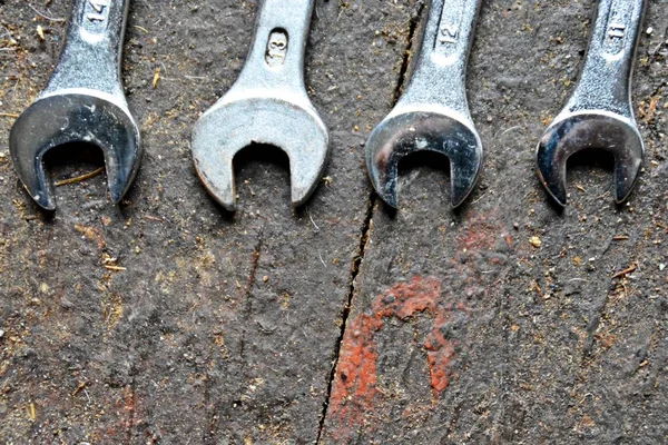 Varios Tamaños Llaves Encuentran Banco Trabajo Madera Con Exposición Por — Foto de Stock