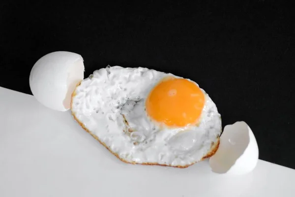 Opened Egg Intact Egg Yolk Surrounded Egg Whites Lies Half — Stock Photo, Image