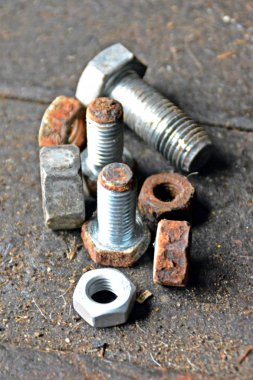 Çeşitli vidalar arkasında pozlama ile ahşap bir tezgah üzerinde yatıyor 