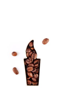 Metin veya diğer unsurlar için yer ile beyaz bir arka plan önünde kahve çekirdekleri ile dolu çerezleri için bir çerez kesici - noel şekli ve kahve çekirdekleri ile kavram 