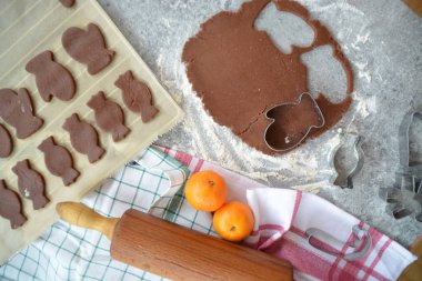 Ev yapımı hamur dışarı çeşitli şekillerde Noel için Gingerbread fırında 