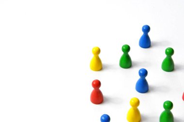 Farklı renklerdeki farklı karakterler, beyaz arka plan daki bir grupta bir arada durur. 