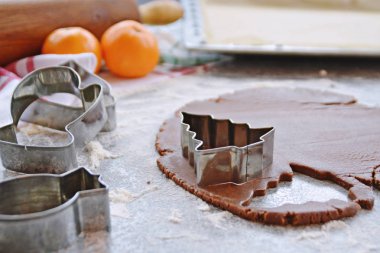 Ev yapımı hamur dışarı çeşitli şekillerde Noel için Gingerbread fırında 