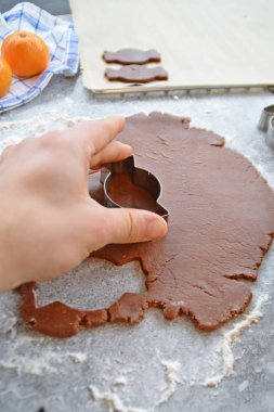 Ev yapımı hamur dışarı çeşitli şekillerde Noel için Gingerbread fırında 