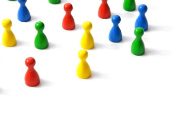 Farklı renklerdeki farklı karakterler, beyaz arka plan daki bir grupta bir arada durur. 