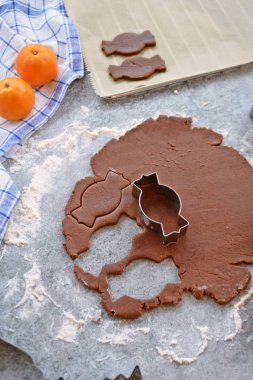 Ev yapımı hamur dışarı çeşitli şekillerde Noel için Gingerbread fırında 