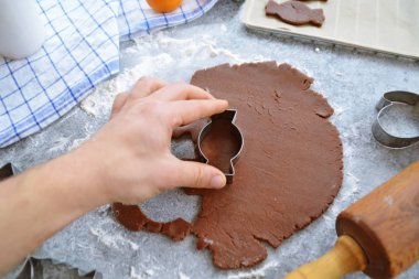 Ev yapımı hamur dışarı çeşitli şekillerde Noel için Gingerbread fırında 