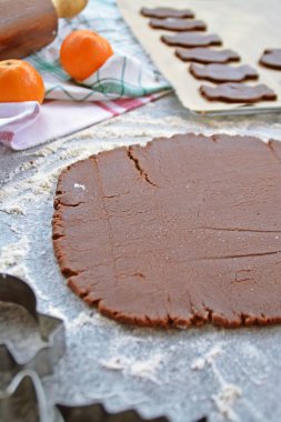 Ev yapımı hamur dışarı çeşitli şekillerde Noel için Gingerbread fırında 