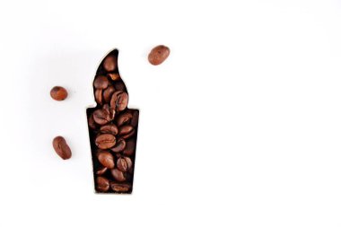 Metin veya diğer unsurlar için yer ile beyaz bir arka plan önünde kahve çekirdekleri ile dolu çerezleri için bir çerez kesici - noel şekli ve kahve çekirdekleri ile kavram 