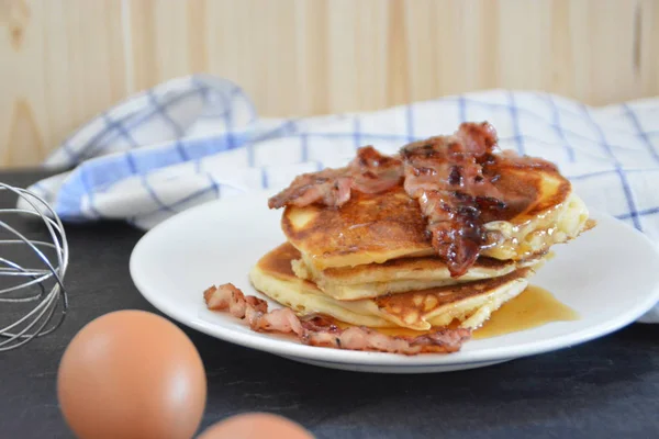 Pfannkuchen Mit Bananen Und Schokoladensauce Auf Einem Schwarzen Tisch Mit — Stockfoto