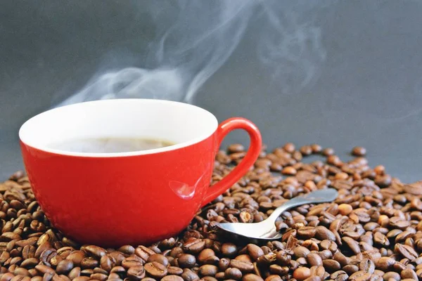 Ceașcă Cafea Caldă Proaspătă Lingură Lângă Picioare Grămadă Boabe Cafea — Fotografie, imagine de stoc