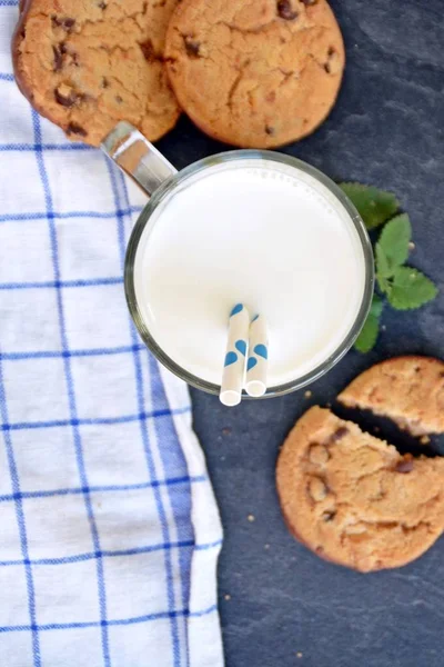 Ein Glas Milch Mit Einem Blau Gepunkteten Stroh Steht Auf — Stockfoto