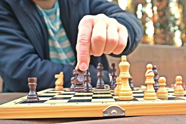 Homem Vinte Poucos Anos Senta Parque Outonal Joga Xadrez Focando — Fotografia de Stock