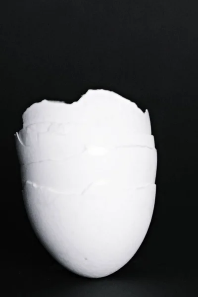 互いに積み重ねられた白い鶏の卵の半分の卵の殻は 暗い背景に立っている 強いコントラストとして非常に暗い環境で卵の殻と明るさと暗闇の概念 — ストック写真