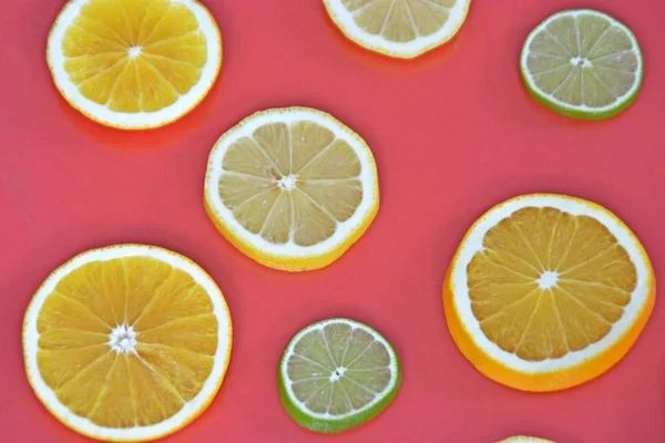 Цитрусовые Апельсин Лайм Лимоны Монохромном Фоне Нарезанные Лимоны Лаймы Апельсины — стоковое фото