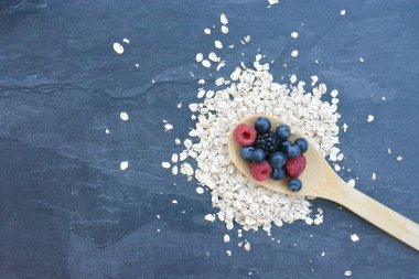 Çilek ve yulaf ezmesi ile sağlıklı bir kahvaltı için bir ahşap kaşık kavramı 