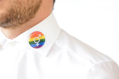 adam lgbt gökkuşağı pin yakın çekim görünümü