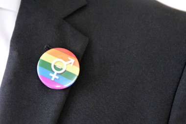adam lgbt gökkuşağı pin yakın çekim görünümü