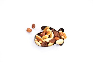 Bir yıldız şeklinde bir çerez kesici beyaz bir arka planda yatıyor ve metin veya nesneler için yer ile Noel şekilleri yumurta kabuğu zengin fındık ile farklı fındık ve kuru üzüm-kavramı ile doldurulur