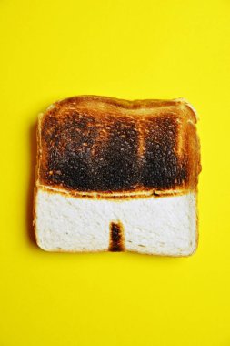 Renkli bir yüzeyde tost yatıyor. Tost her yerde aynı tost değil, bir yüzme gövdeler şeklini oluşturmak kızarmamış noktalar vardır-yaz aylarında güneş yanığı için soyut konsept 