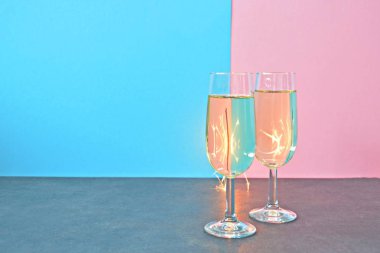 İki dolu şampanya flüt arkasındaki kıvılcımlar ile aydınlatır bir donanma fişeği önünde karanlıkta stand-yeni yıl arifesi için konsept ve metin ve diğer nesneler için boşluk ile havai fişek