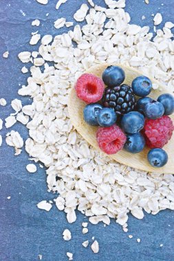 Çilek ve yulaf ezmesi ile sağlıklı bir kahvaltı için bir ahşap kaşık kavramı 