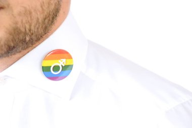 adam lgbt gökkuşağı pin yakın çekim görünümü
